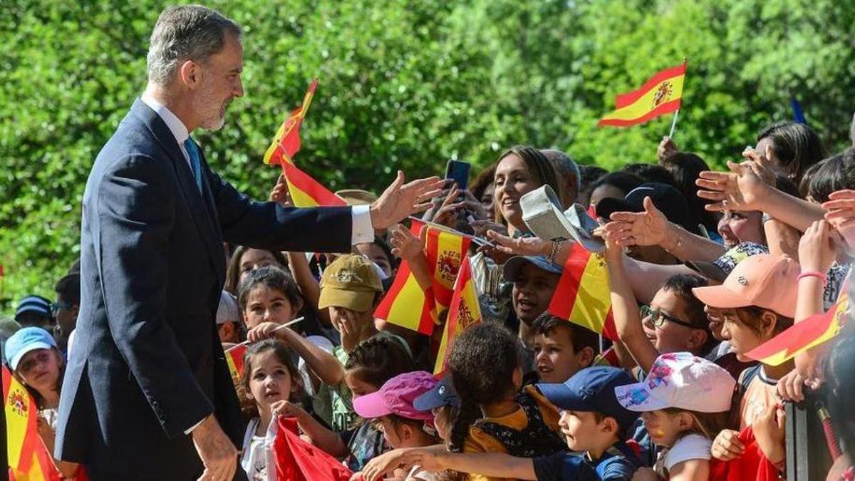 El rey de España saluda a escolares antes de la entrega del premio Carlos V en Yuste.