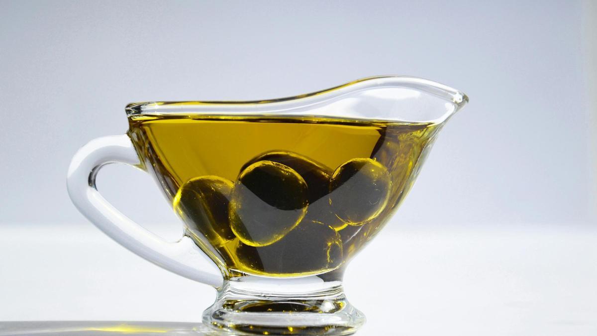 Aceite de oliva en un pequeño cuenco