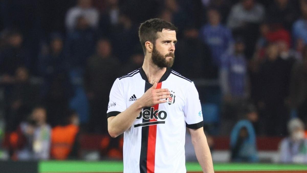 Pjanic disputando un partido con el Besiktas