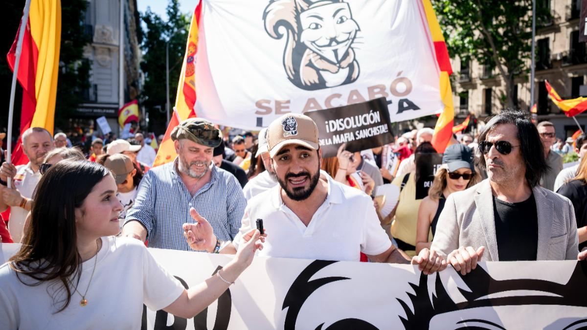 El eurodiputado y líder de Se Acabó la Fiesta (SALF), Luis 'Alvise' Pérez (c), durante  una manifestación para exigir la dimisión del presidente del Gobierno, Pedro Sánchez, a 23 de mayo de 2026, en Madrid (España). La movilización ha sido convocada por Sociedad Civil Española bajo el lema ‘¡Sánchez, dimisión ya!’.
