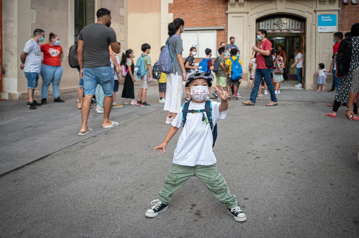 Un niño muestra su alegría en la vuelta al cole, en el CEIP Castella de Barcelona.