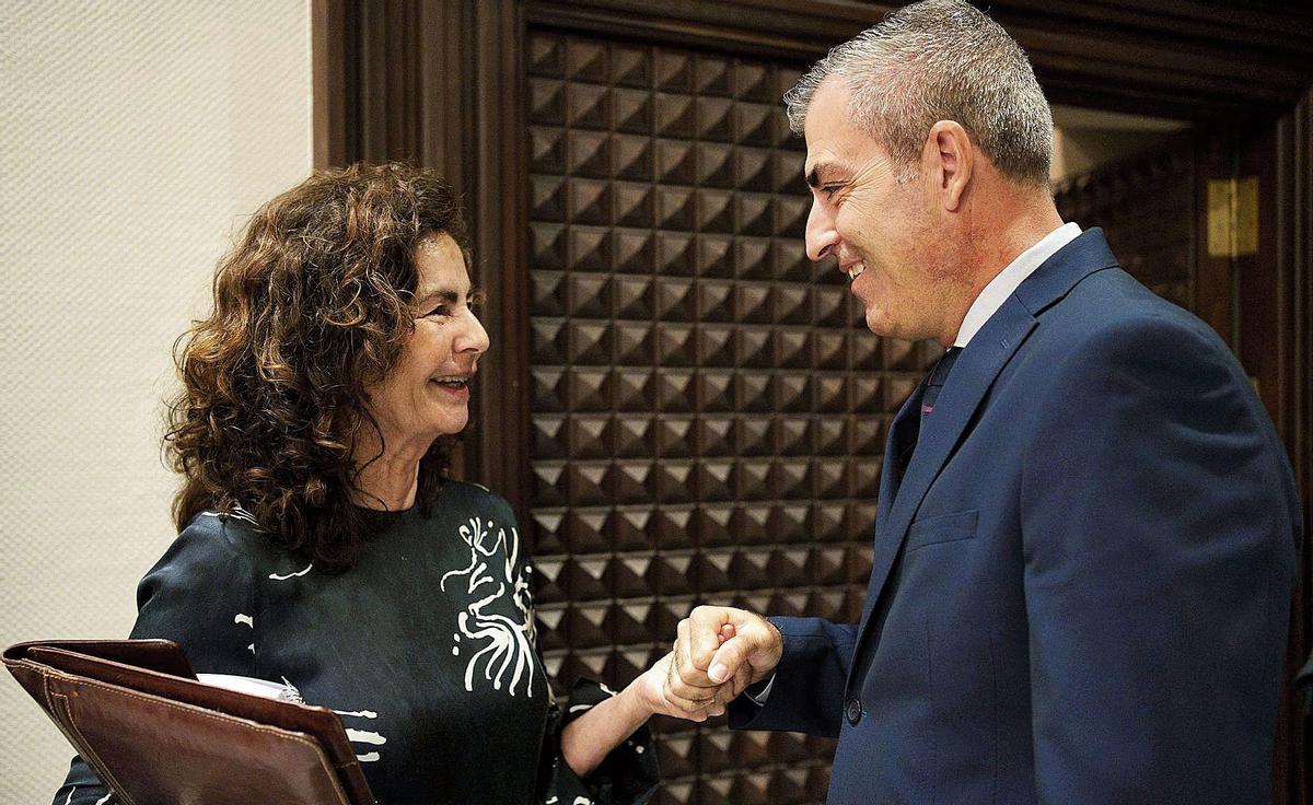 La consejera Matilde Asián con el vicepresidente del Gobierno, Manuel Domínguez.