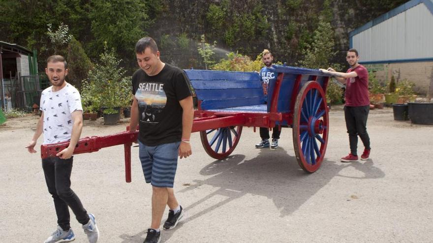 Alumnos de la escuela taller de Jardinería de Langreo hoy, con el carro, en las instalaciones municipales de la carretera de Pajomal.