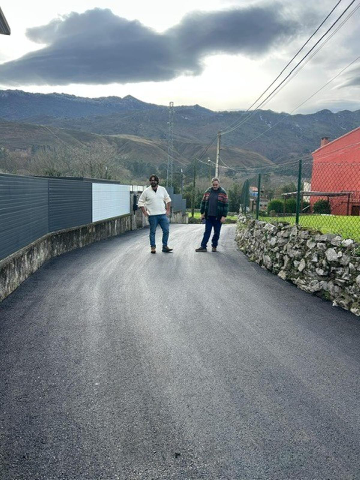 Llanes concluye los trabajos de pavimentación del camino del Corral d´Encima, en San Roque del Acebal