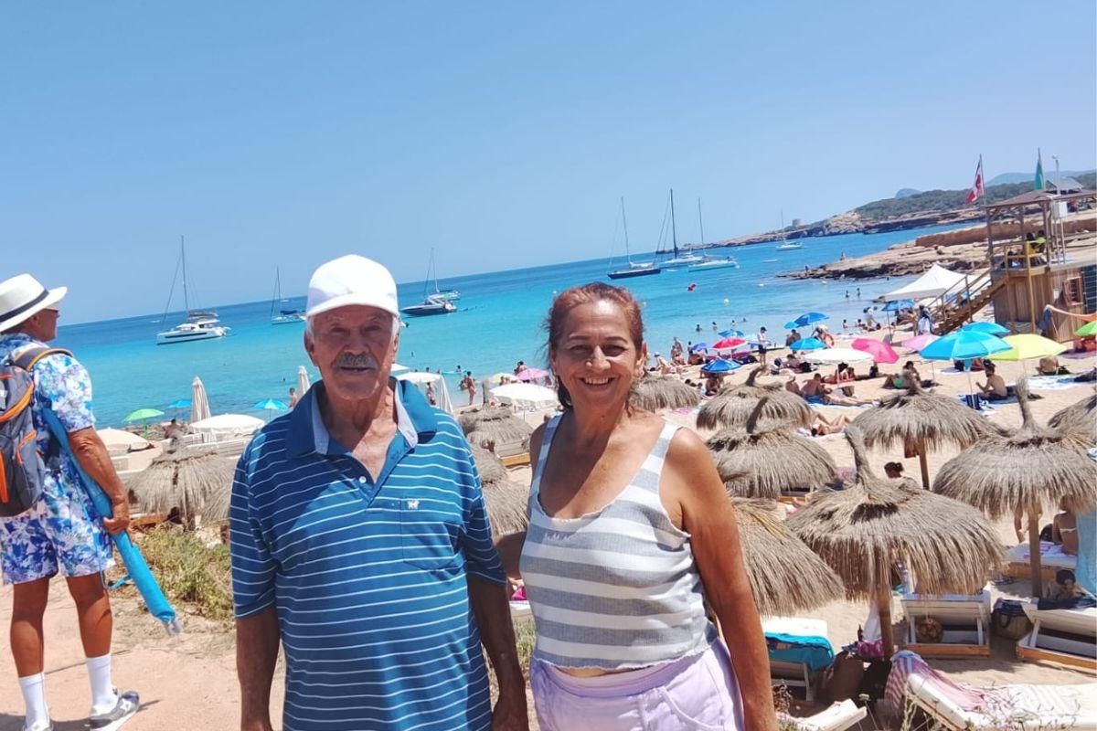 La mujer desaparecida, junto a su padre, durante su estancia en Ibiza