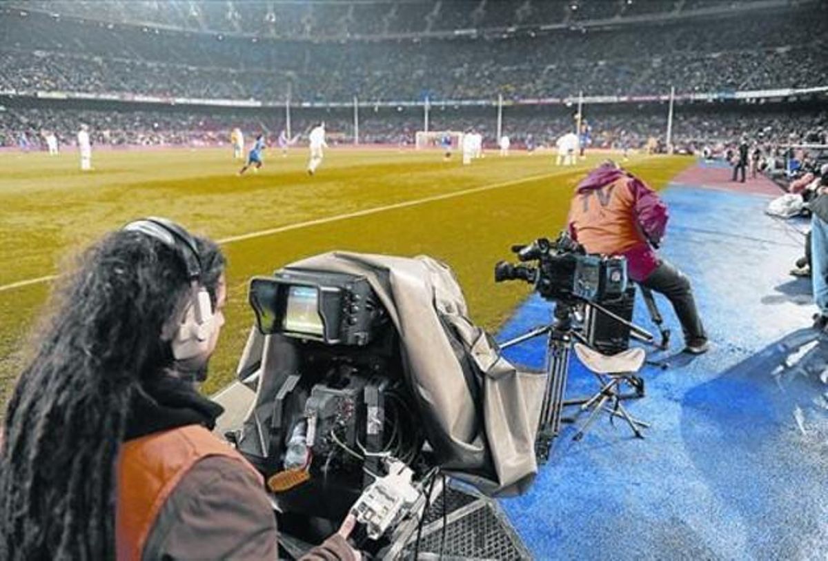 Un càmera de televisió, durant la retransmissió d’un partit del Camp Nou. Un càmera de televisió, durant la retransmissió d’un partit del Camp Nou.