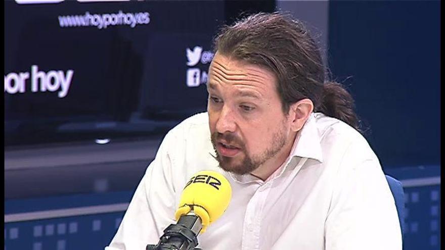 Iglesias cree que la diputada de Podem que retiró las banderas de España debe pedir perdón