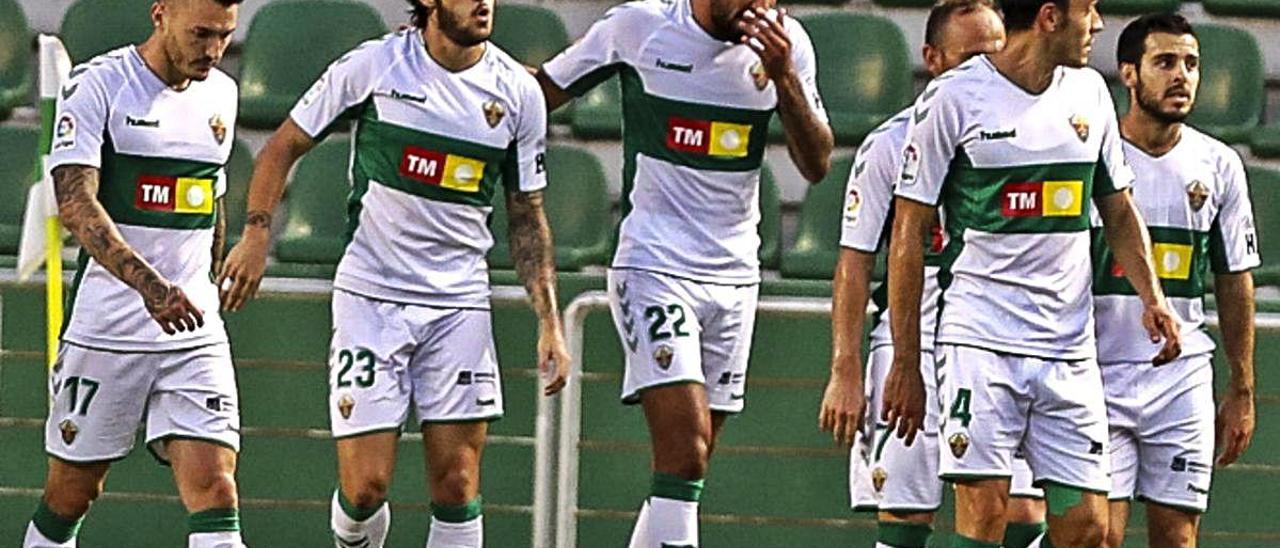 Los jugadores del Elche, después de marcar el primer gol, en el partido del lunes ante el Oviedo.