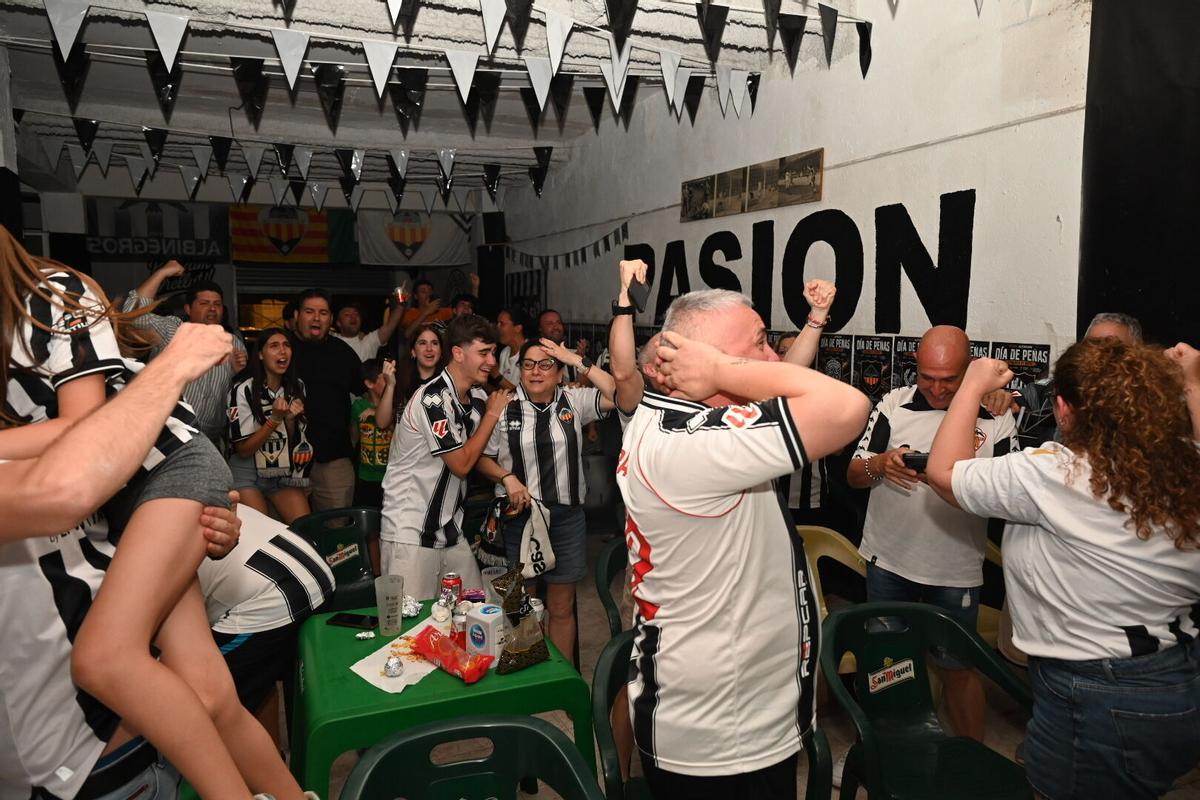 Los aficionados del CD Castellón siguen el partido contra el Almería en los bares de la ciudad