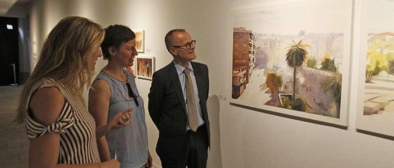 Eva Torres, directora del Museo, con I. Seidel y el alcalde. //Jesús Regal