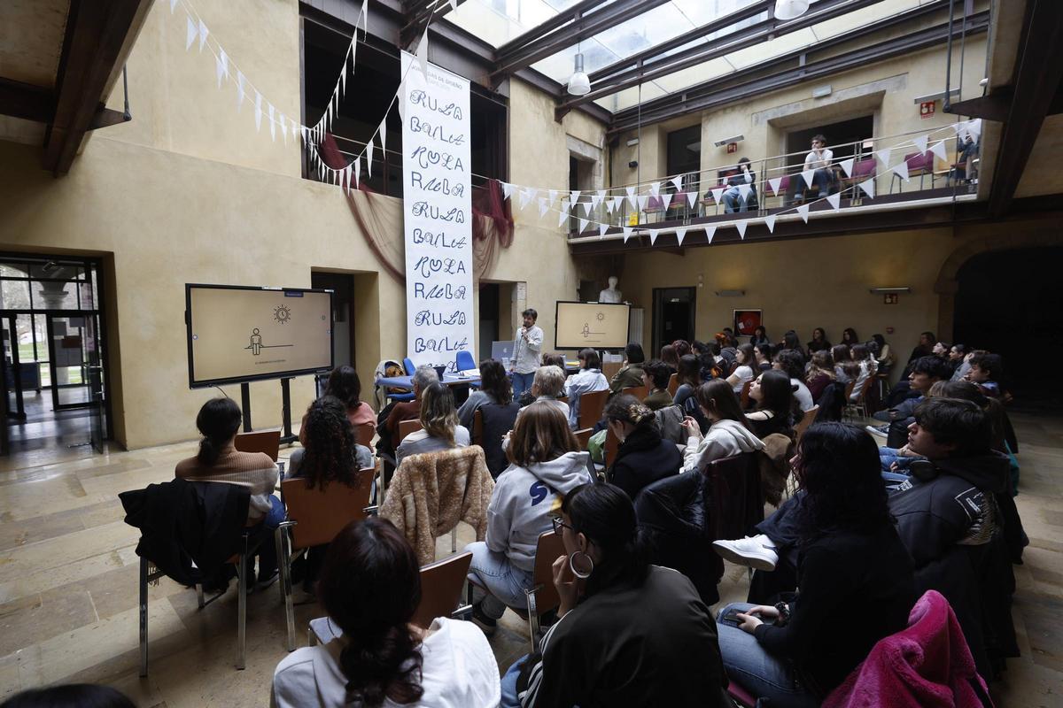 Alfredo Casasola, ayer, durante su intervención, en el patio de la Escuela de Arte del Principado.