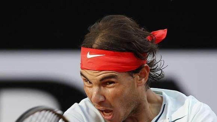 Rafa Nadal golpea con rabia la bola ante Ferrer. // Tony Gentile