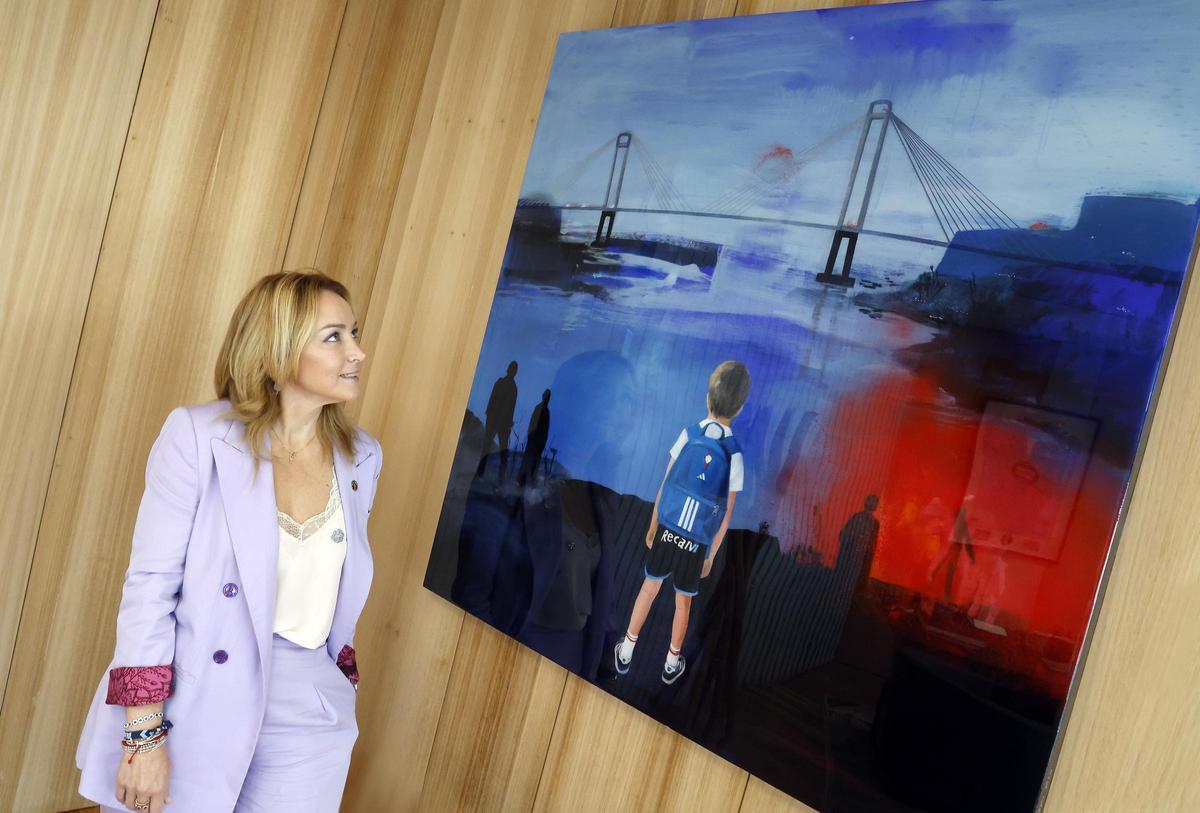 Marián Mouriño, presidenta del Real Club Celta de Vigo, ante un cuadro donado por la artista Toya García Senra, y que recuerda al himno celeste &quot;Oliveira dos cen anos&quot;