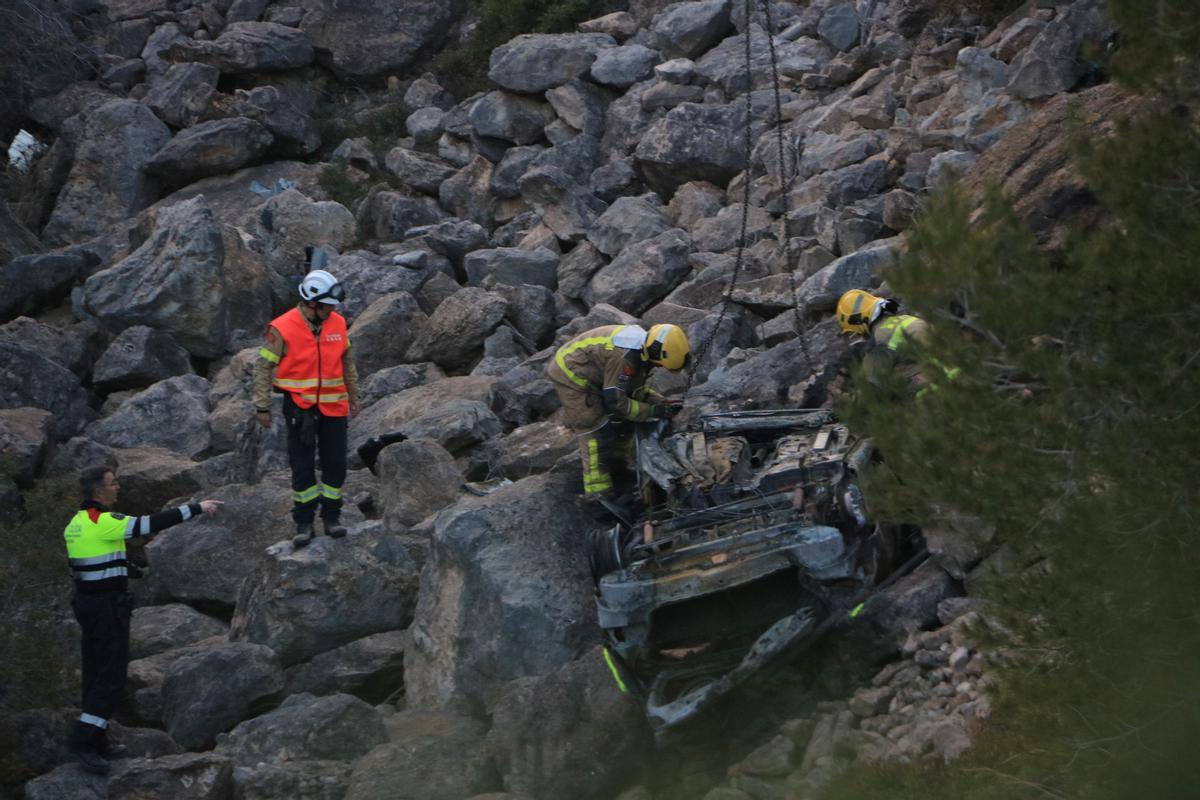 Efectius dels Bombers de la Generalitat i dels Mossos d'Esquadra treballant en la retirada del vehicle accidentat a la TV-3022 al Perelló