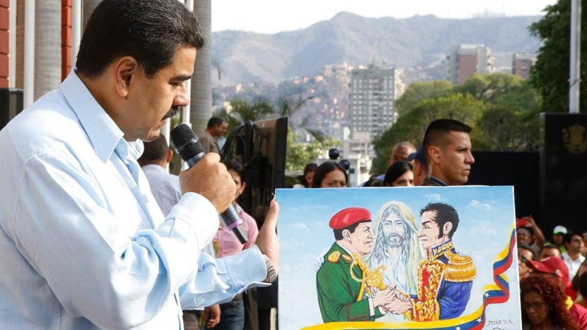Maduro participa en un acto conmemorativo por los fallecidos durante las protestas del 11 de abril del 2002 en Caracas, este lunes.