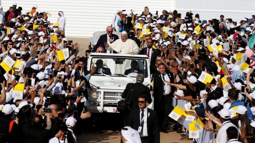 El Papa saluda a la multitud de fieles.