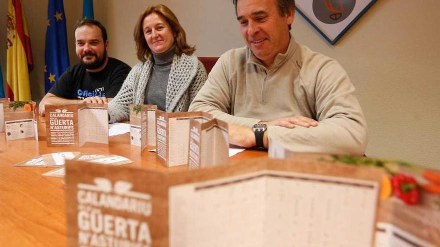 Los responsables del calendario, ayer, en su presentación.