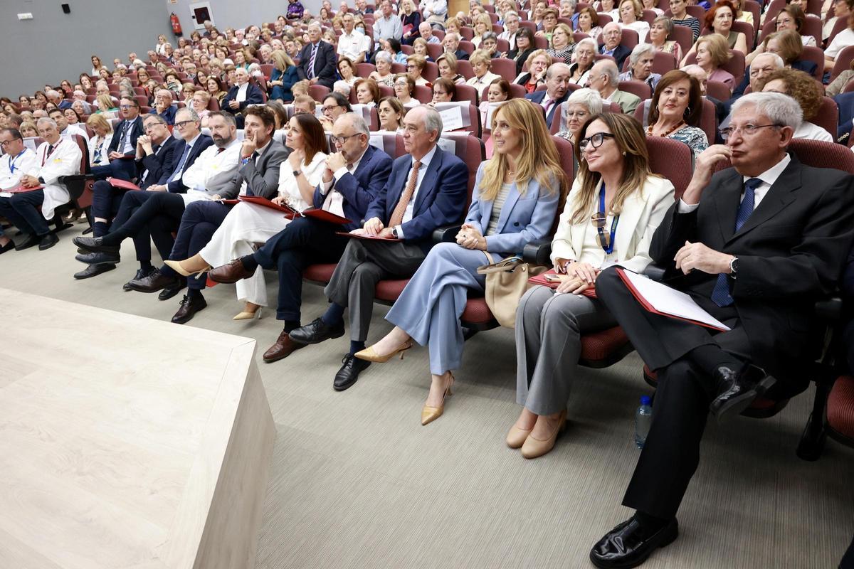 Autoridades durante el acto en la Arrixaca.