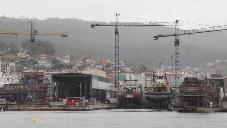 Vista de las gradas del astillero de Nodosa, ayer, repleto de buques. // Santos Álvarez