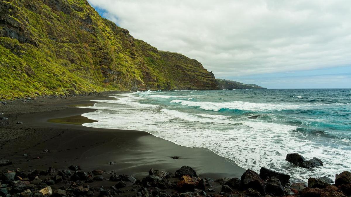 La espectacular Playa de los Nogales, con sus características arenas negras