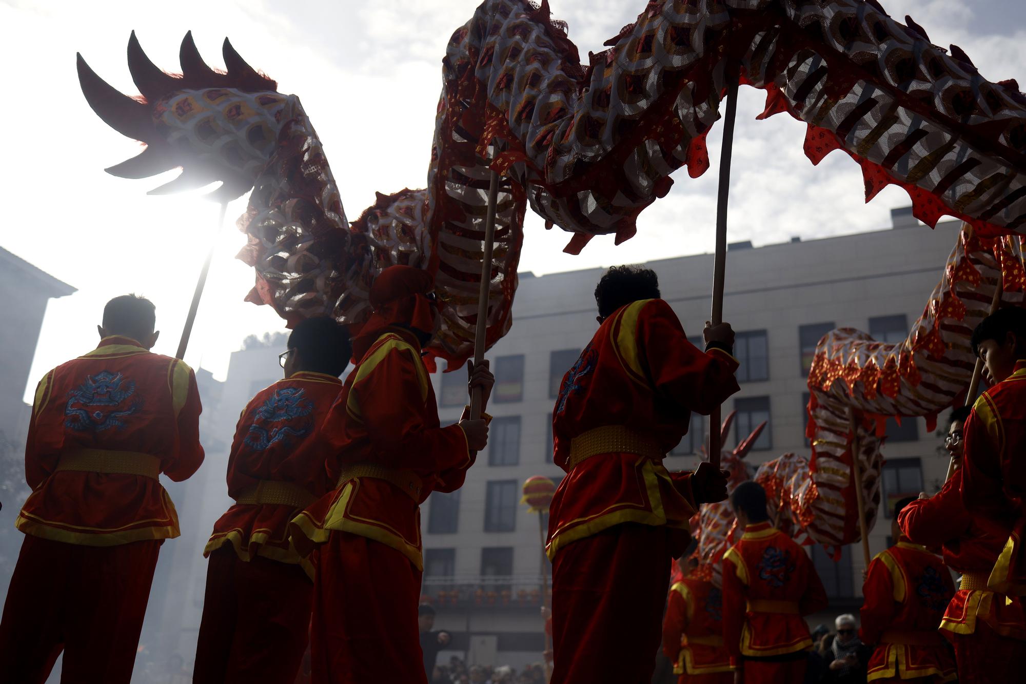 La comunidad china de Zaragoza llena de color el centro para saludar al Año del conejo