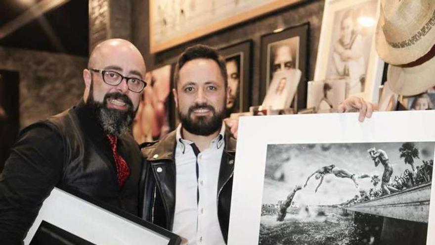 Muel de Dios, a la izquierda, y Yeray Menéndez, ayer, con sus fotos.