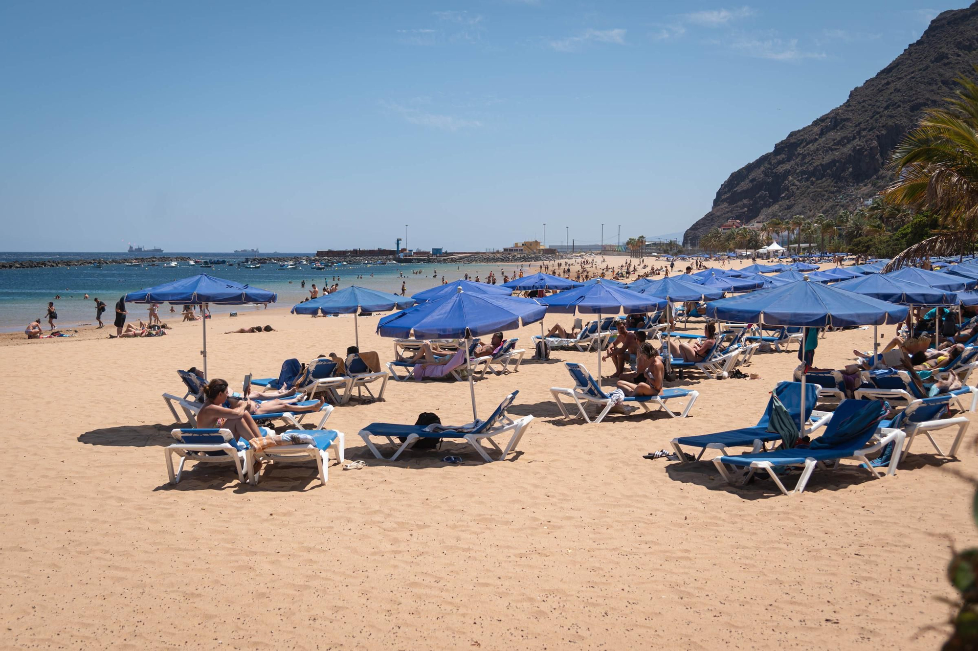 Los tinerfeños disfrutan del buen tiempo en la costa de Santa Cruz