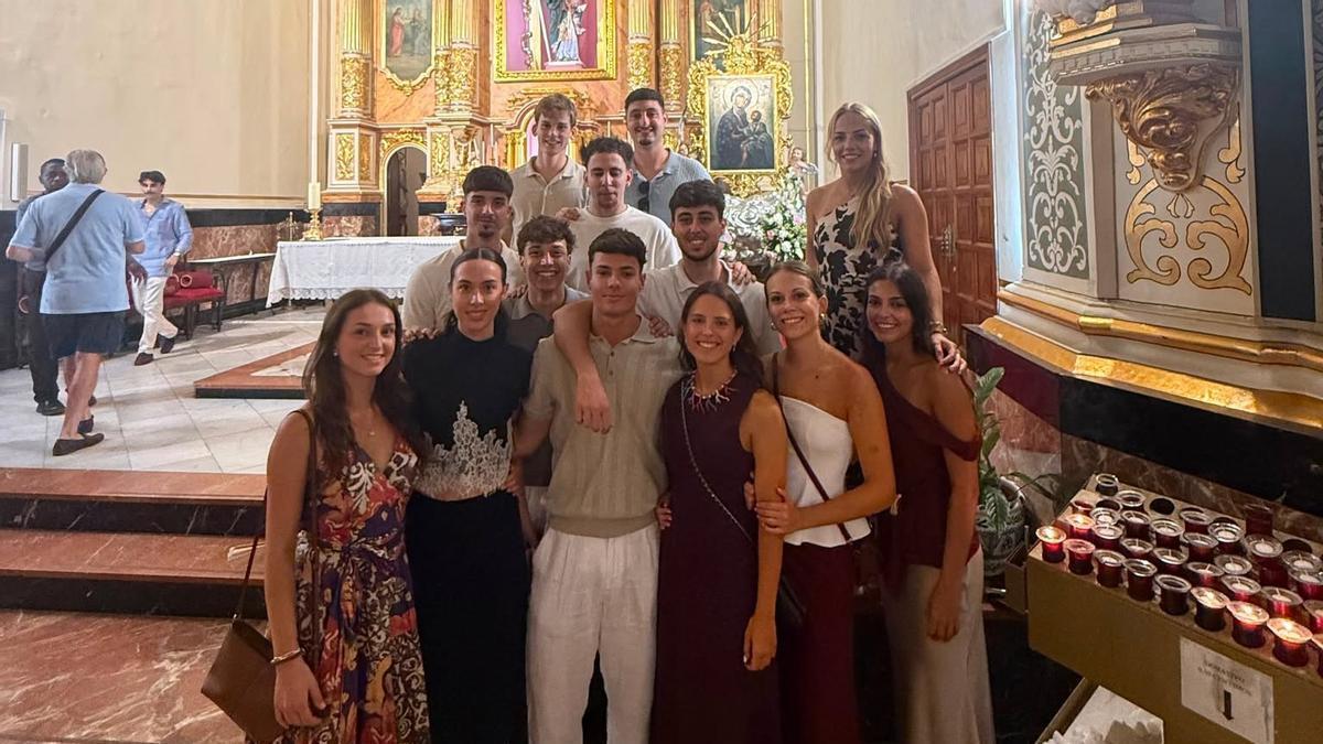 Clavarios y clavariesas de Canet tras el traslado de la imagen de la patrona de Canet d'en Berenguer.