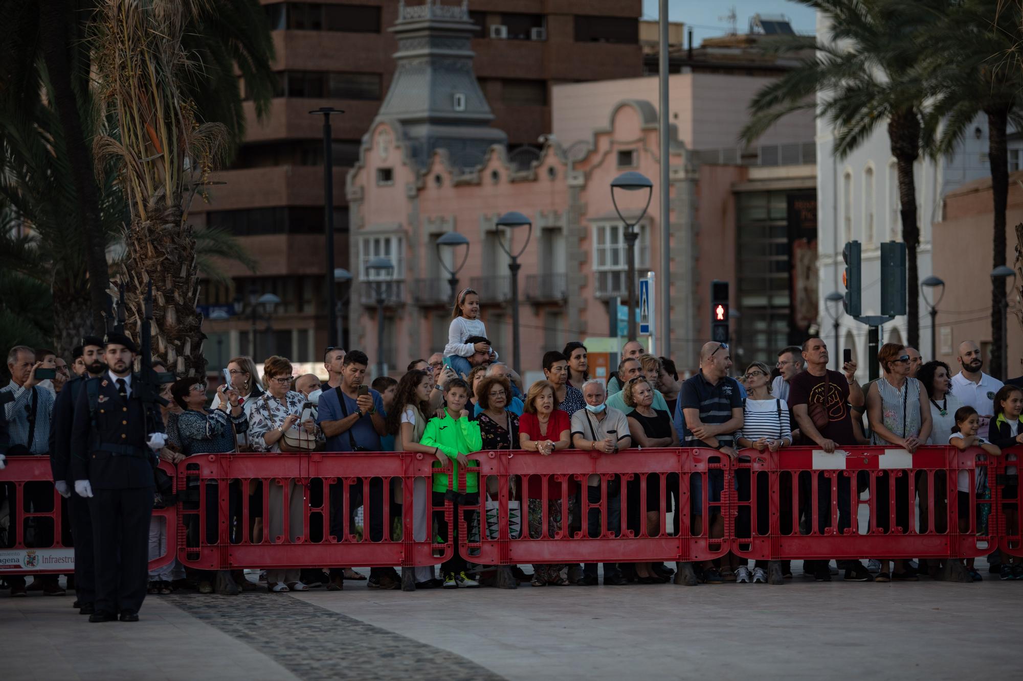 Arriado de la bandera de España en Cartagena