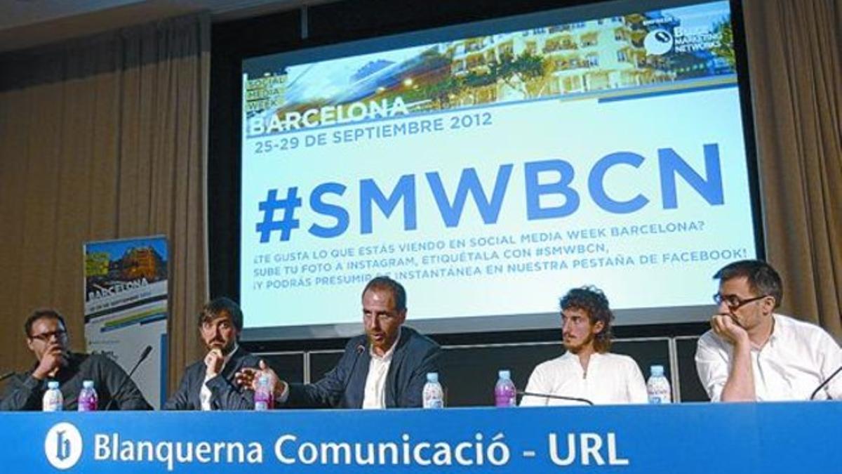 Enric Hernàndez (centro), en la mesa redonda junto a Guillermo Rodríguez, Ignacio Escolar, Javier Flores y Antoni Gutiérrez Rubí.