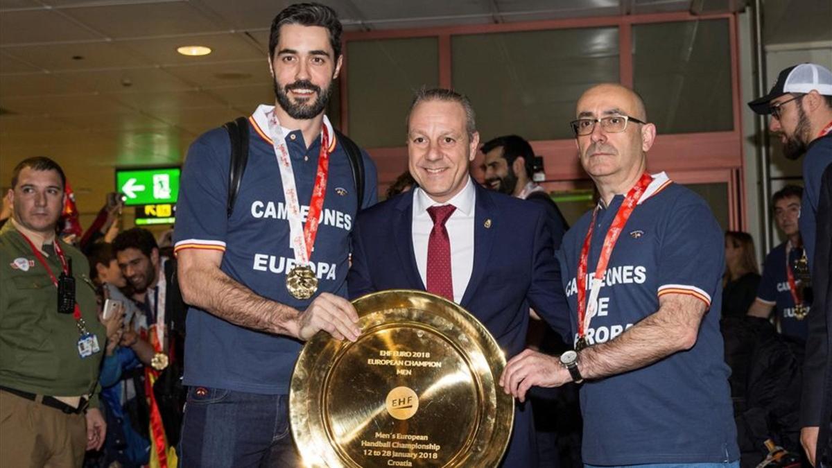 Jordi Ribera, Raúl Entrerríos y Francisco Blázquez, este lunes en Barajas