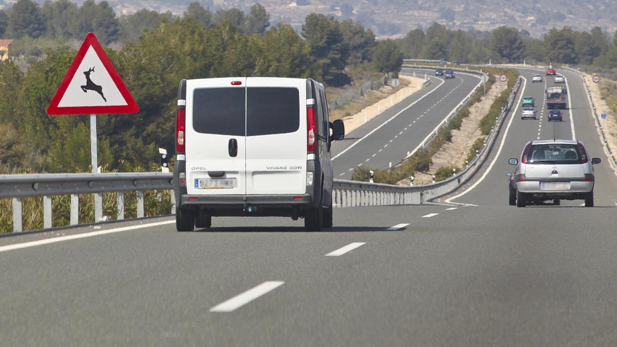 Señal advirtiendo del riesgo de la presencia de animales silvestres en la calzada en la autovía A-7, cerca de Castalla.