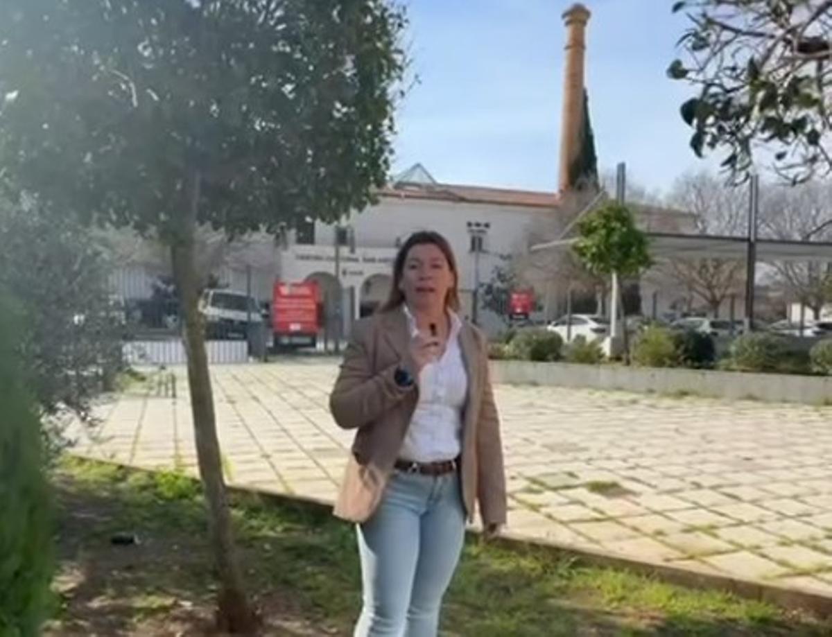 La concejala popular, María Ángeles Fernández, graba un vídeo a las puertas de la biblioteca.