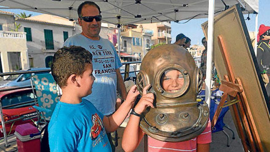 Los instrumentos marineros y de buceo fabricados en una antigua fábrica del Molinar llamaron la atención de los curiosos. En especial, la réplica de un casco antiguo de buzo.