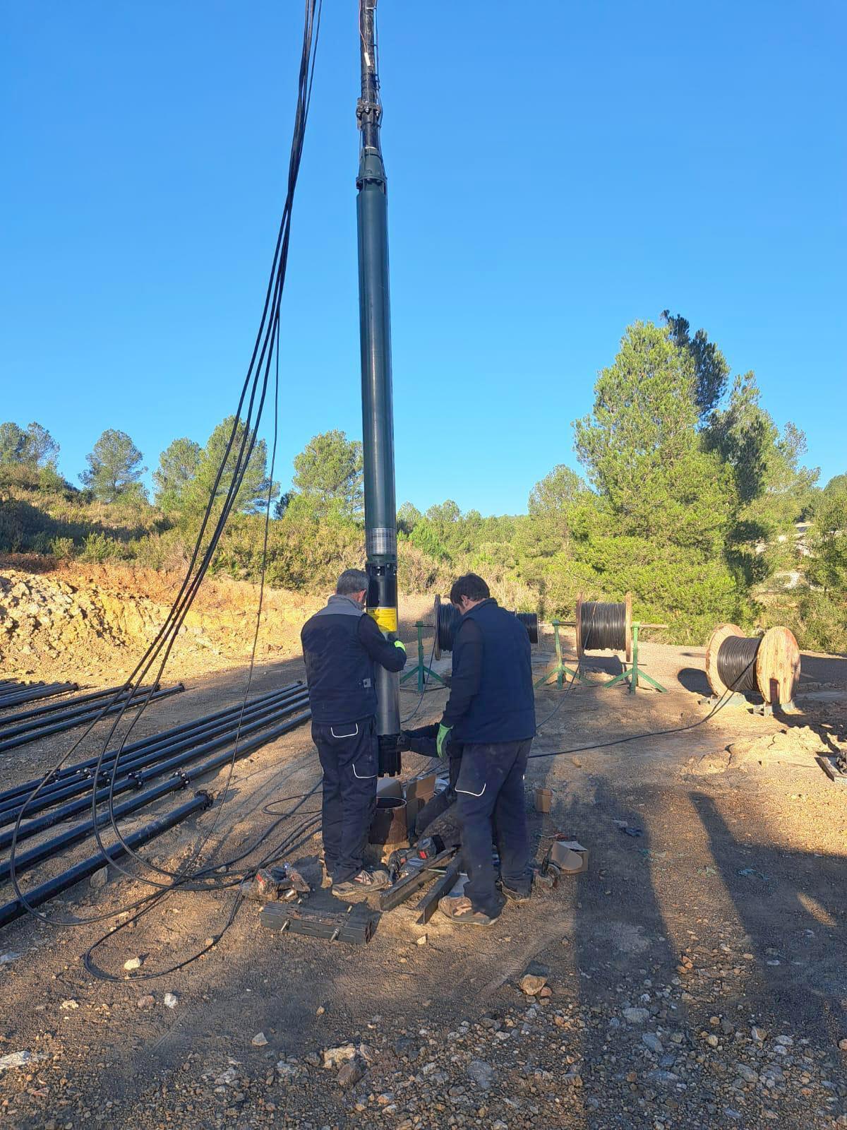 El pozo cuenta con 350 metros de profundidad y construido recientemente por el Ayuntamiento de les Useres con fondos 100% propios.