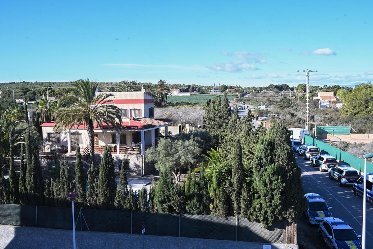 Un doble crimen mantiene acordonada una urbanización de Elche con un implicado atrincherado
