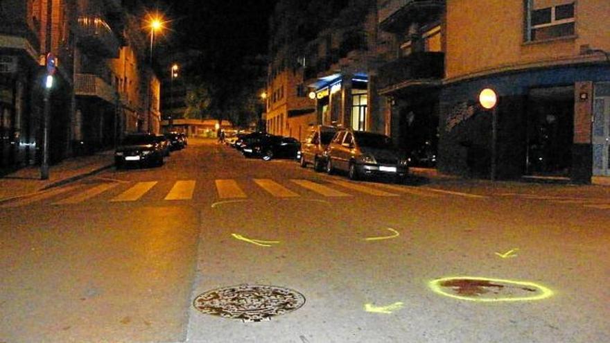 Rastre de sang ahir al vespre al lloc dels fets, al carrer de la Pau