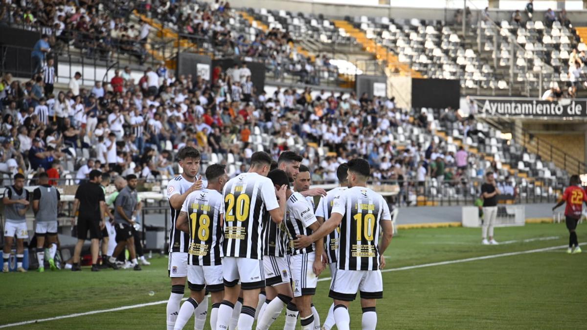 Los jugadores del Badajoz celebran un gol ante el Mensajero.