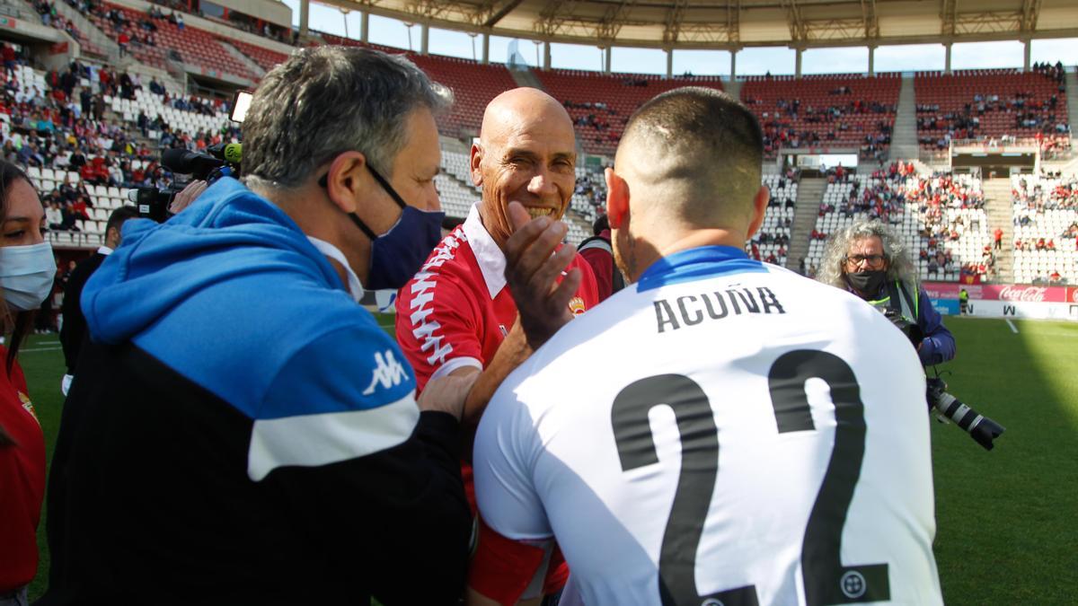 El extremo argentino Horacio Moyano, que vistió las camisetas de Hércules y Real Murcia en los ochenta, fue homenajeado al comienzo.