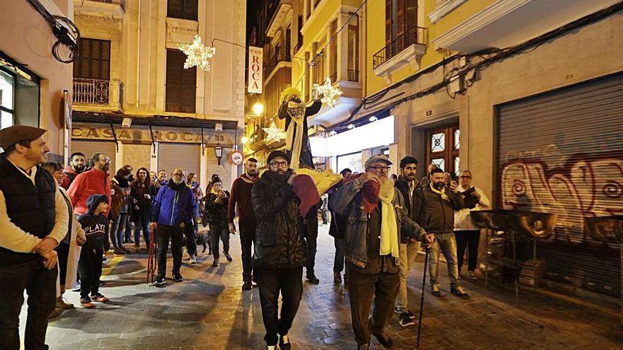 Un momento del pasacalles de la Confraria de Sant Sebastià celebrado el año pasado.