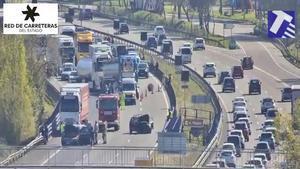 El accidente en la AP-7 en Llinars del Vallès con un camión y dos turismos implicados.