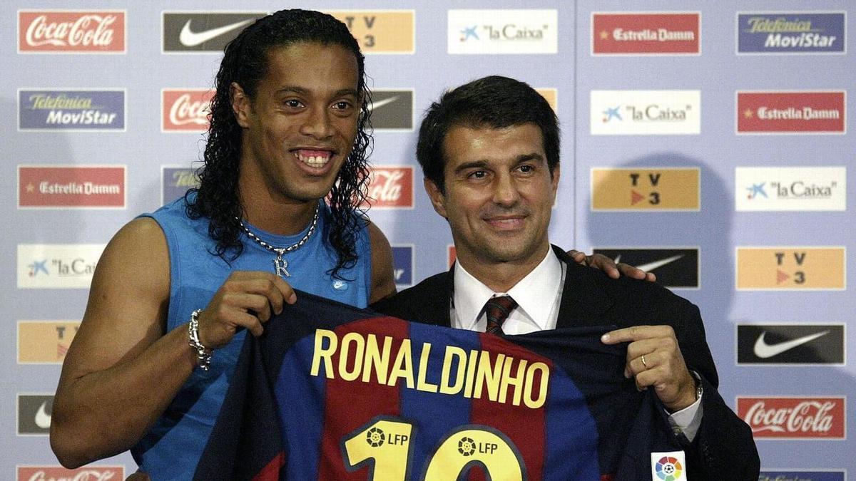 Ronaldinho, junto a Joan Laporta, el día de su presentación