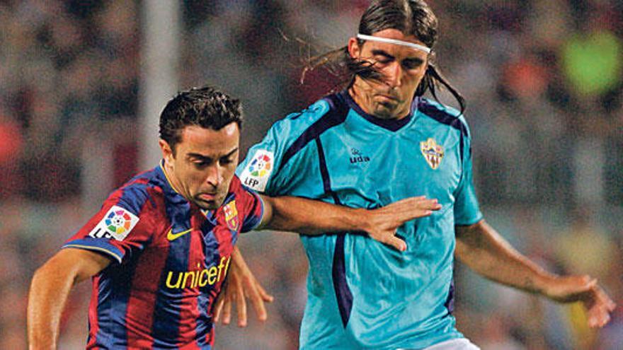 Chico persigue a Xavi en el partido del 3 de octubre de 2009.