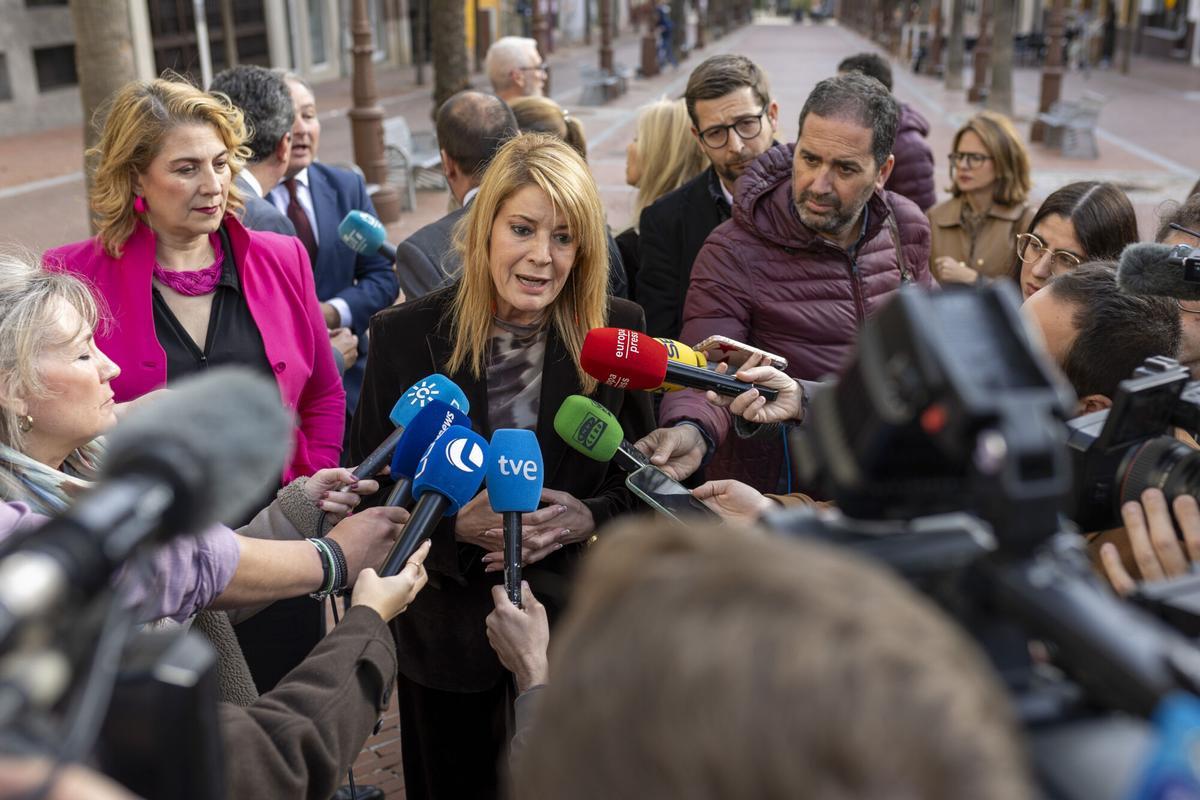 HUELVA, 02/03/2026.- La alcaldesa de Huelva, Pilar Miranda, ofrece unas declaraciones a los medios tras una ceremonia de hermanamiento entre las localidades de Huelva y Adamuz, este lunes en Huelva. La ciudad de Huelva y el municipio cordobés de Adamuz han sellado este lunes su hermanamiento oficial que nace como un reconocimiento institucional de "amistad, gratitud y solidaridad" tras el trágico accidente ferroviario que costó la vida a 46 personas, 28 de Huelva, y vinculó para siempre a ambos territorios. EFE/ Alberto Díaz