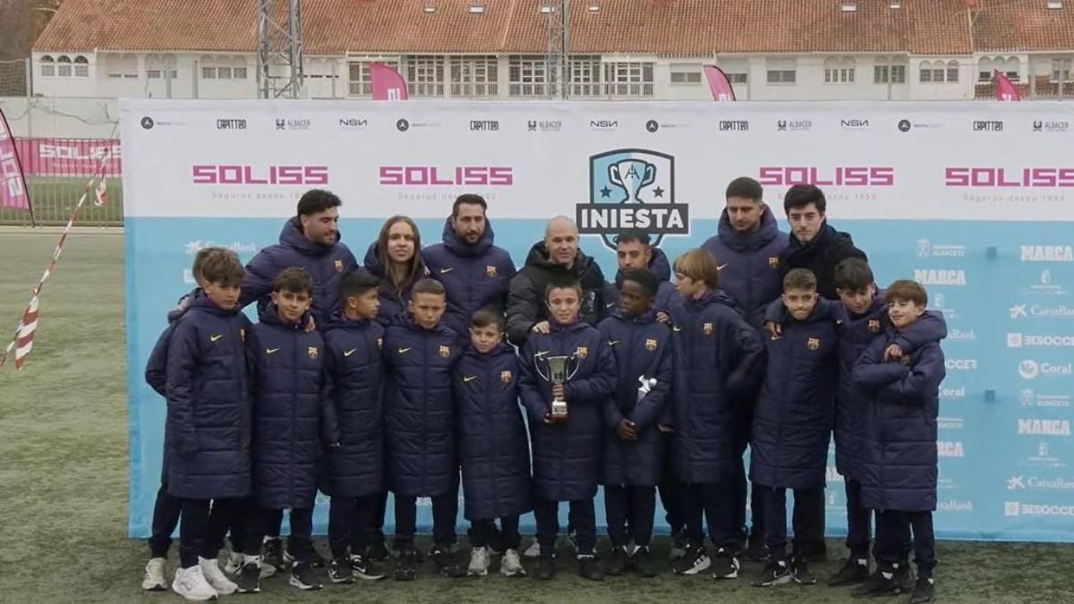 Andrés Iniesta posó con el Sub-12 del Barça