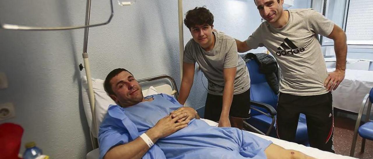 Rubén Fernández, uno de los tres heridos leves ingresados en Povisa, recibe la visita de Anxo Fernández y Sergio Moldes (d.). // A. Irago