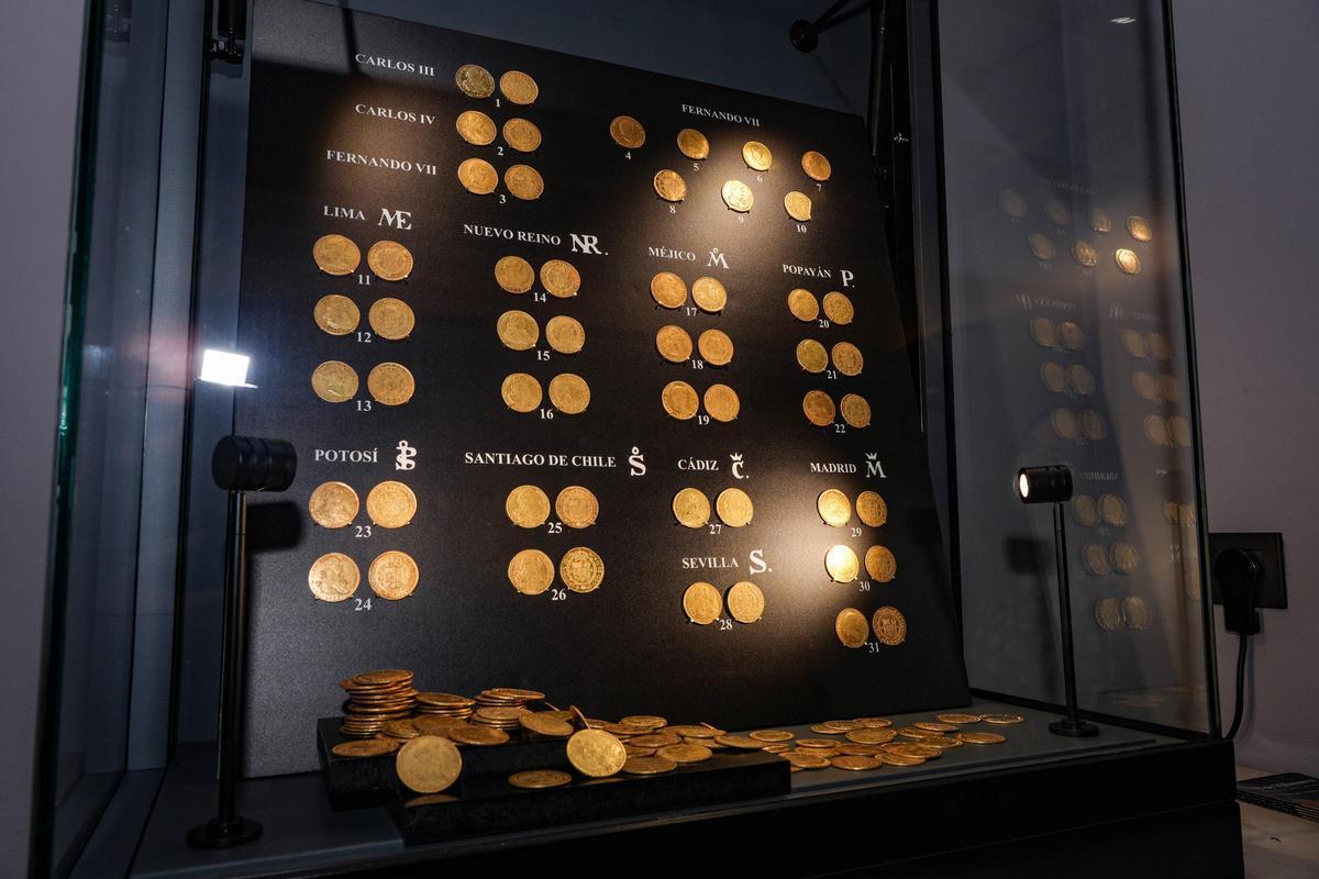 La vitrina en la que se exponían las monedas del Tesoro de Villanueva robadas en el Museo Arqueológico de Badajoz.