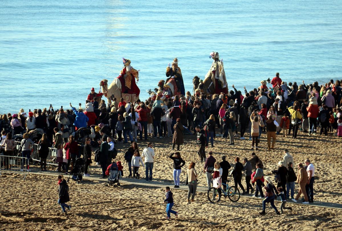Milers de persones donen la benvinguda als Reis d’Orient a la platja de Castelldefels