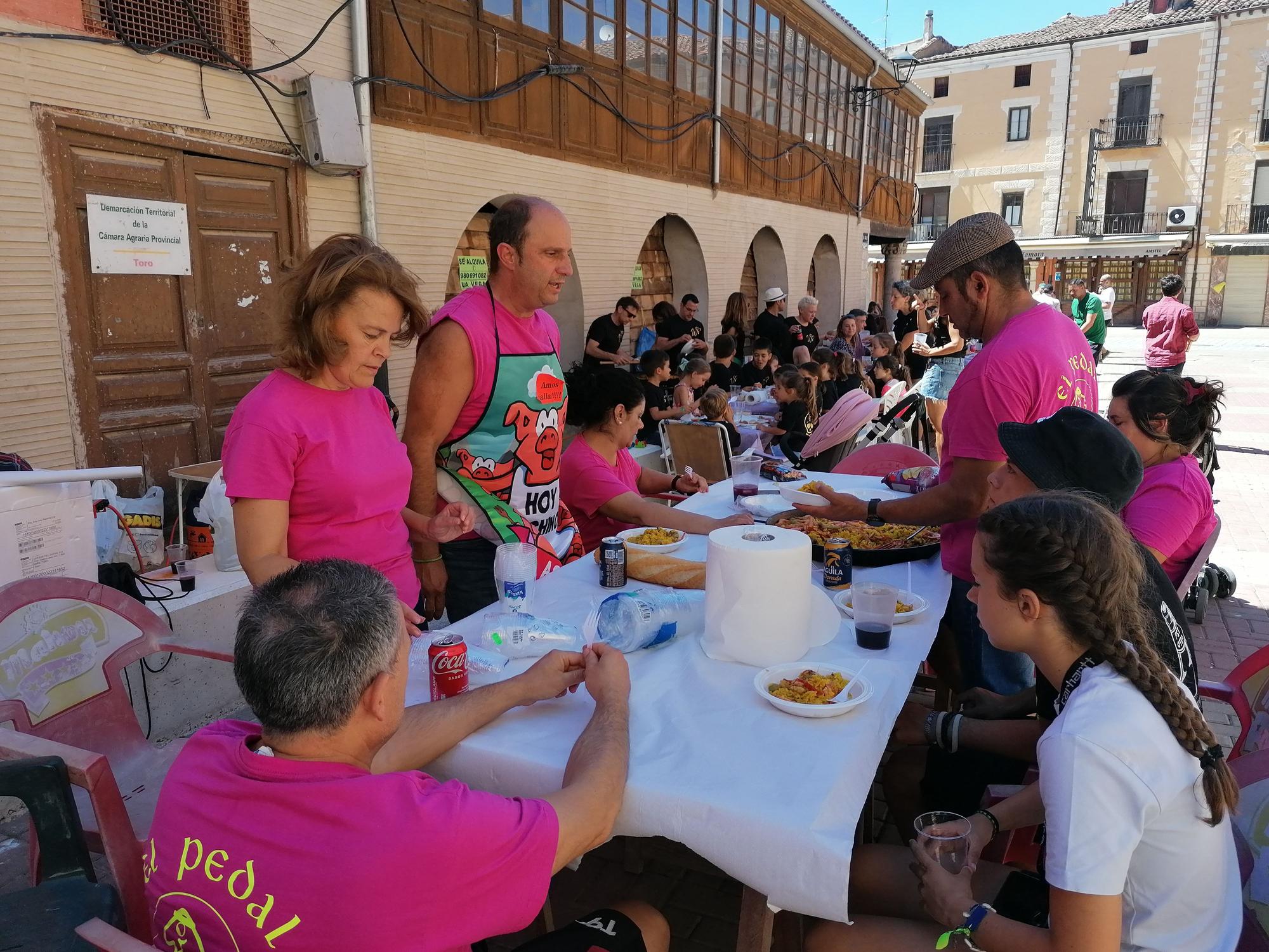 Las peñas aderezan las fiestas son sabor a paella