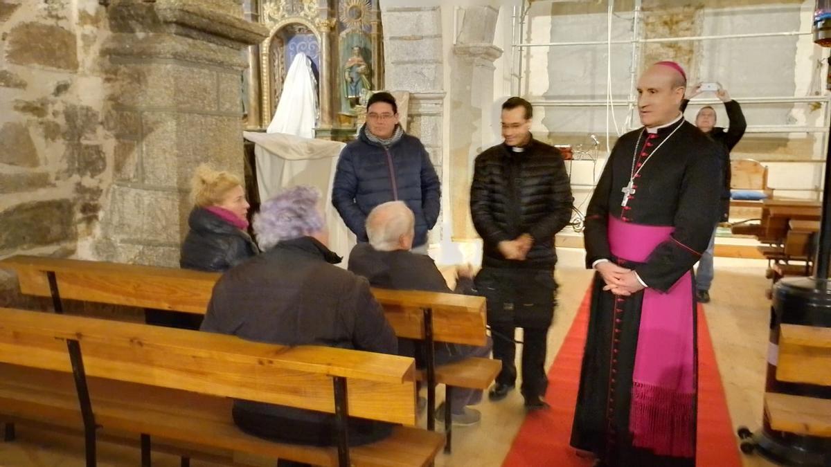 GALERÍA | El obispo recorre los pueblos del incendio